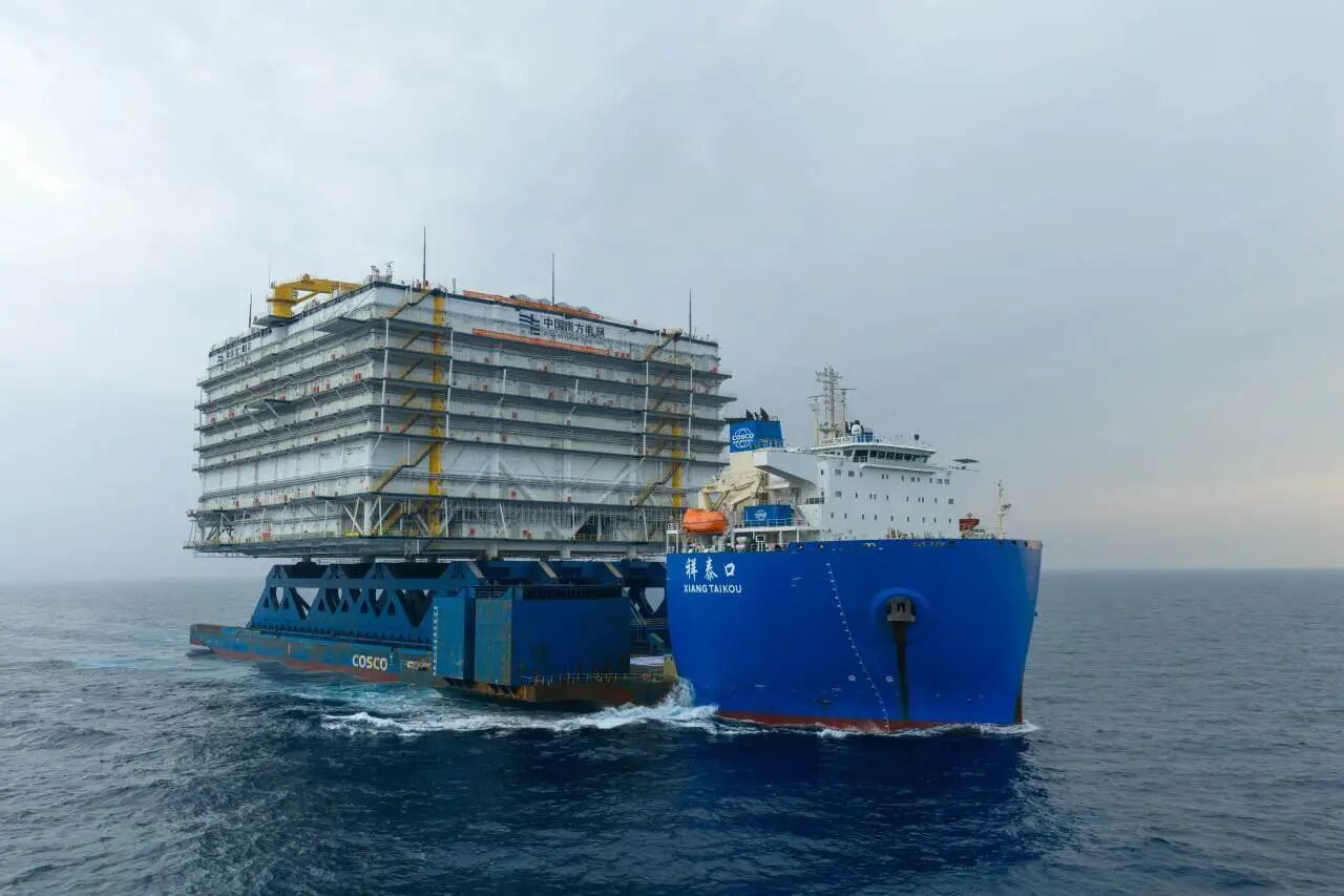 World's Largest! COSCO Shipping Specialized Carriers Helps Another Offshore 
