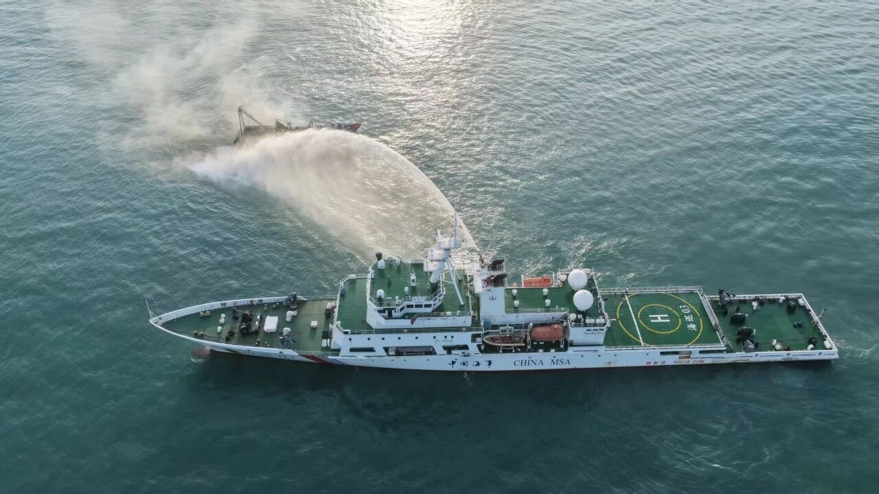 火速救援！琼州海峡渔船起火，8名船员全部平安获救