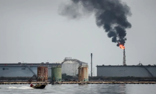 油轮遭袭，油价暴涨，中东石油命悬一线！专家：若海峡关闭，最多撑25天