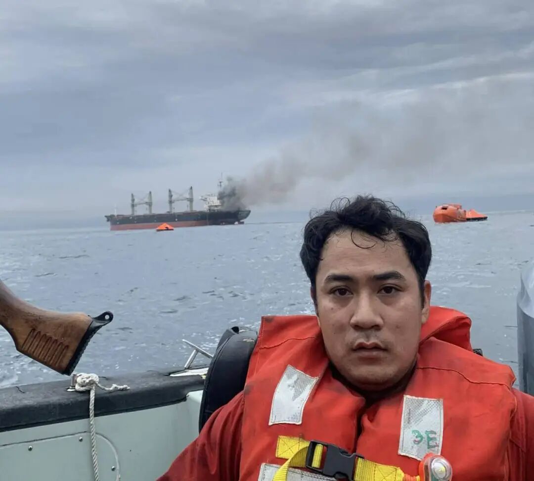 船舶遇袭，船员获救照片流出！